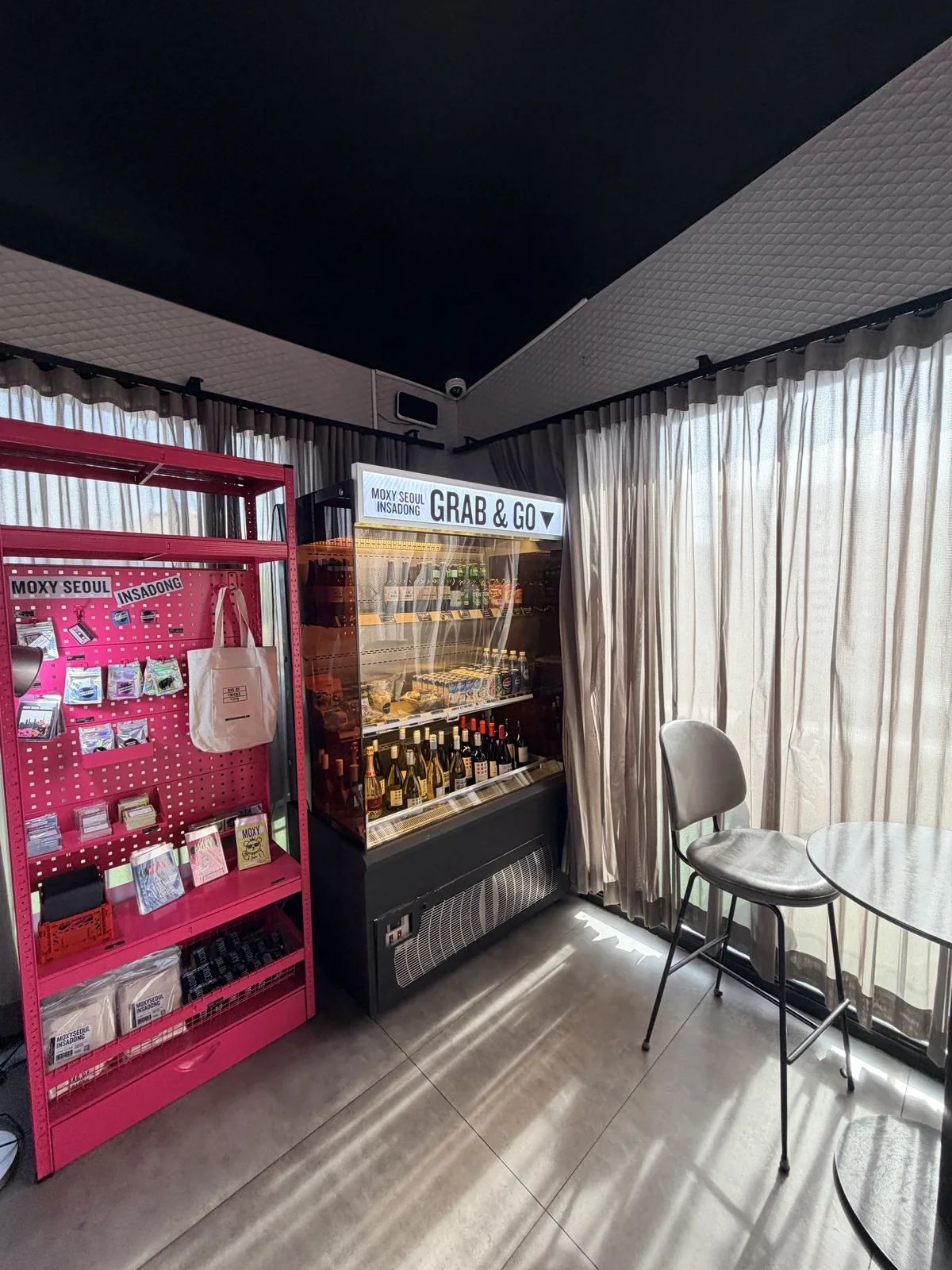Moxy Seoul Insadong Grab and Go 飲料與商品區