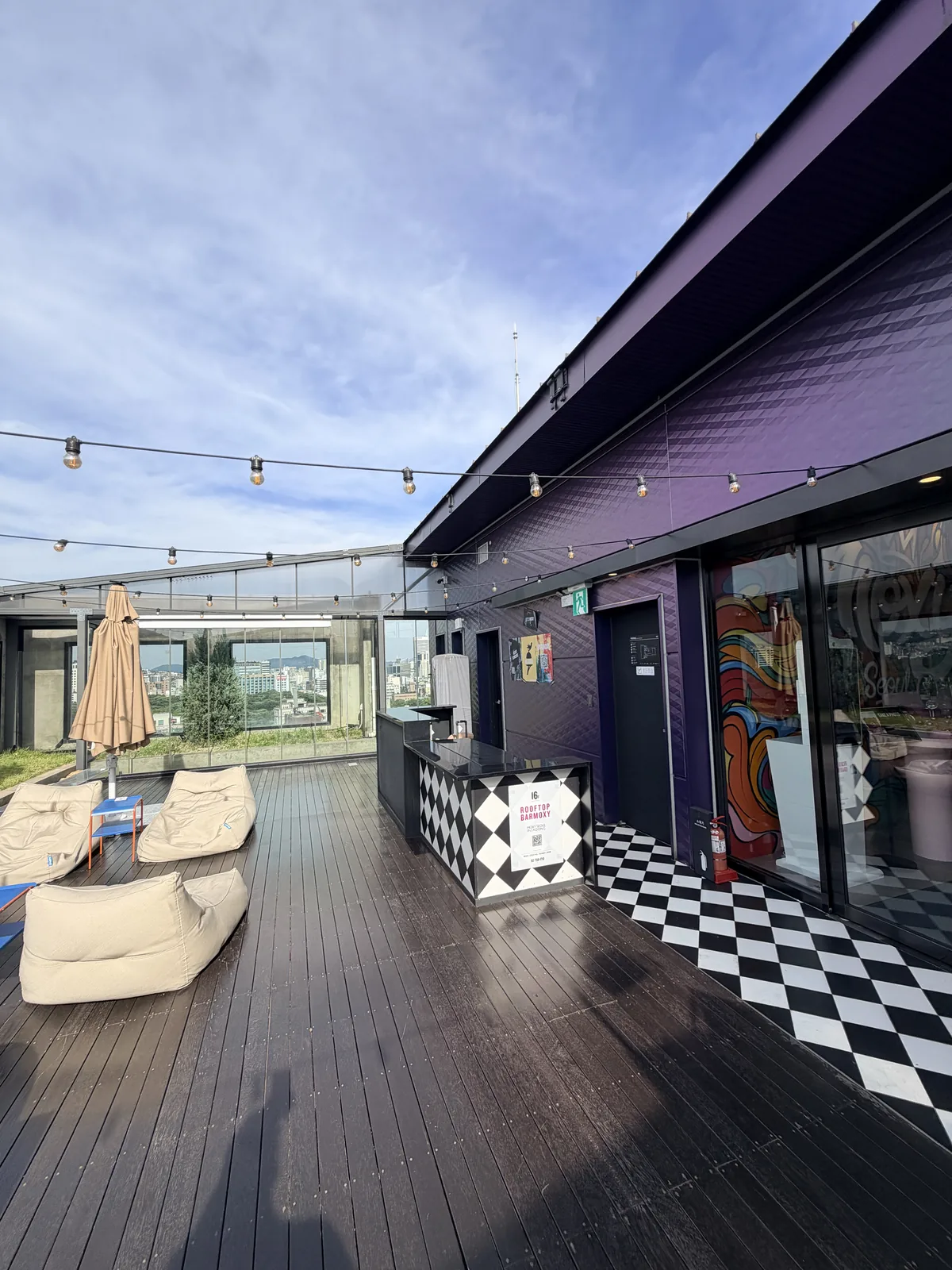 Moxy Seoul Insadong 屋頂 Bar Moxy 入口與戶外座位