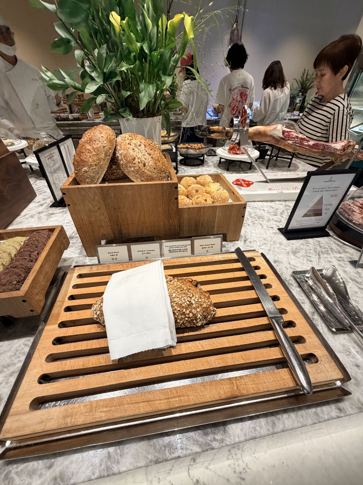 行政酒廊早餐自助台的多款麵包