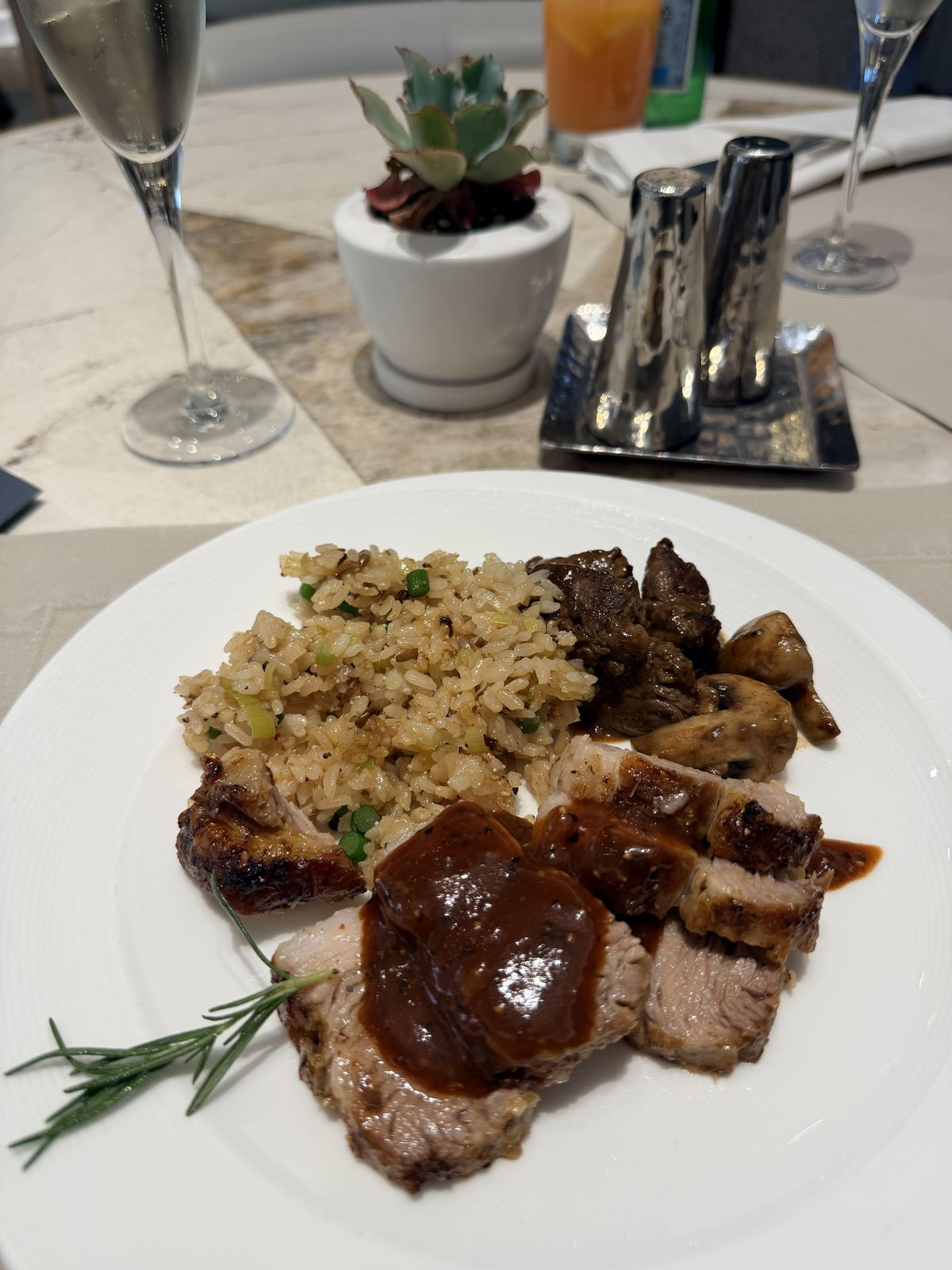 搭配炒飯、肉類與配菜的行政酒廊早餐餐盤