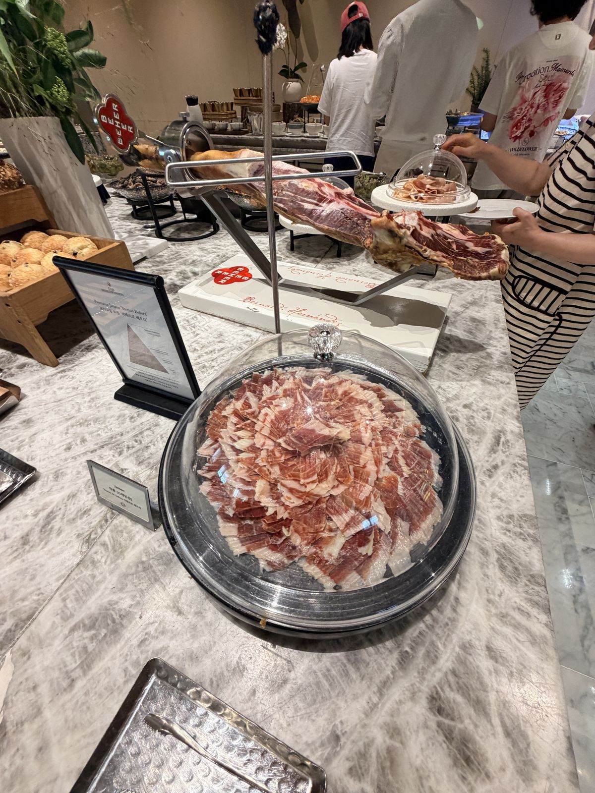 行政酒廊早餐自助台的火腿與冷肉