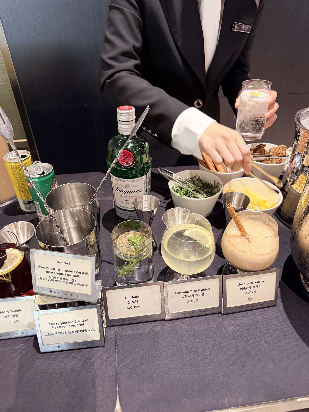 行政酒廊桌邊調飲推車上的琴酒與配料