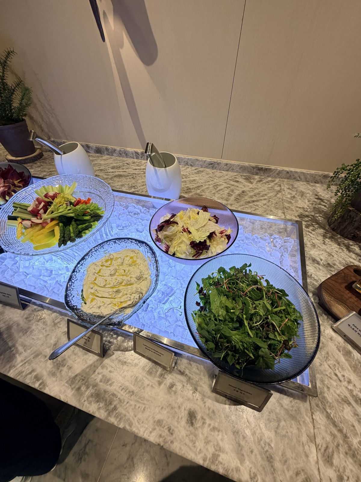 行政酒廊早餐的生菜與沙拉配料