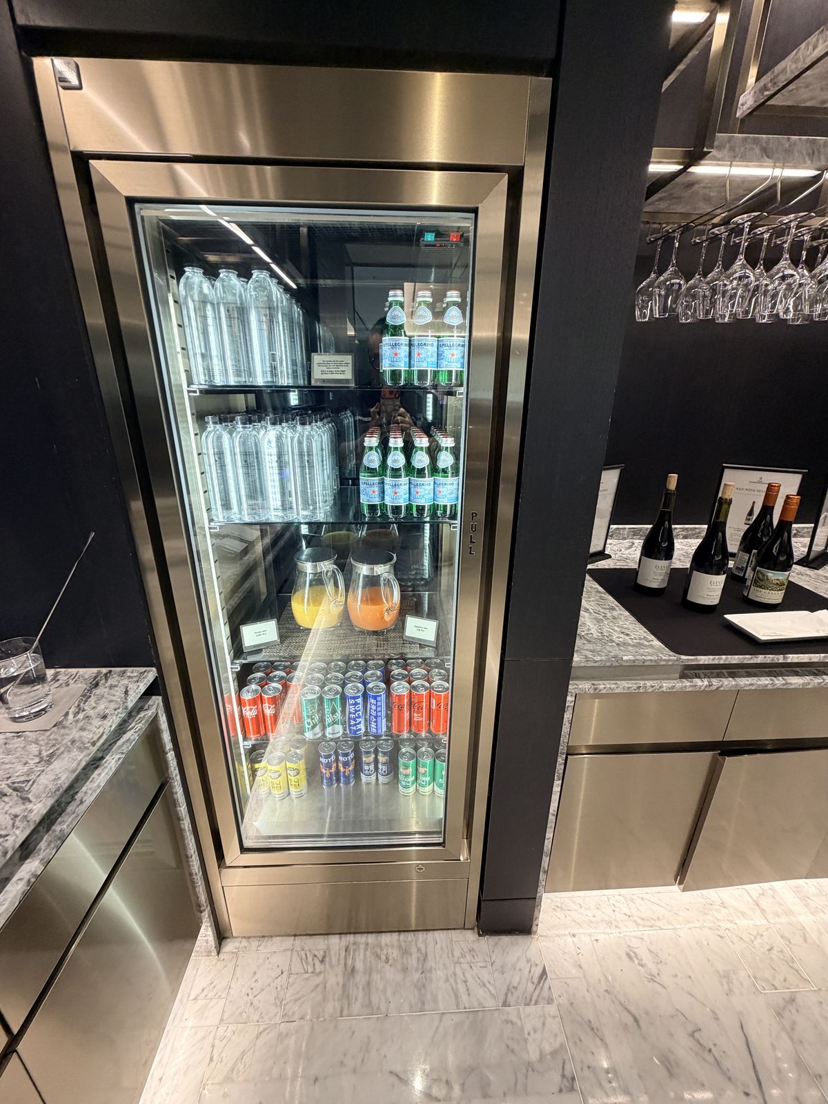 行政酒廊冰箱內的果汁、汽水與瓶裝飲品