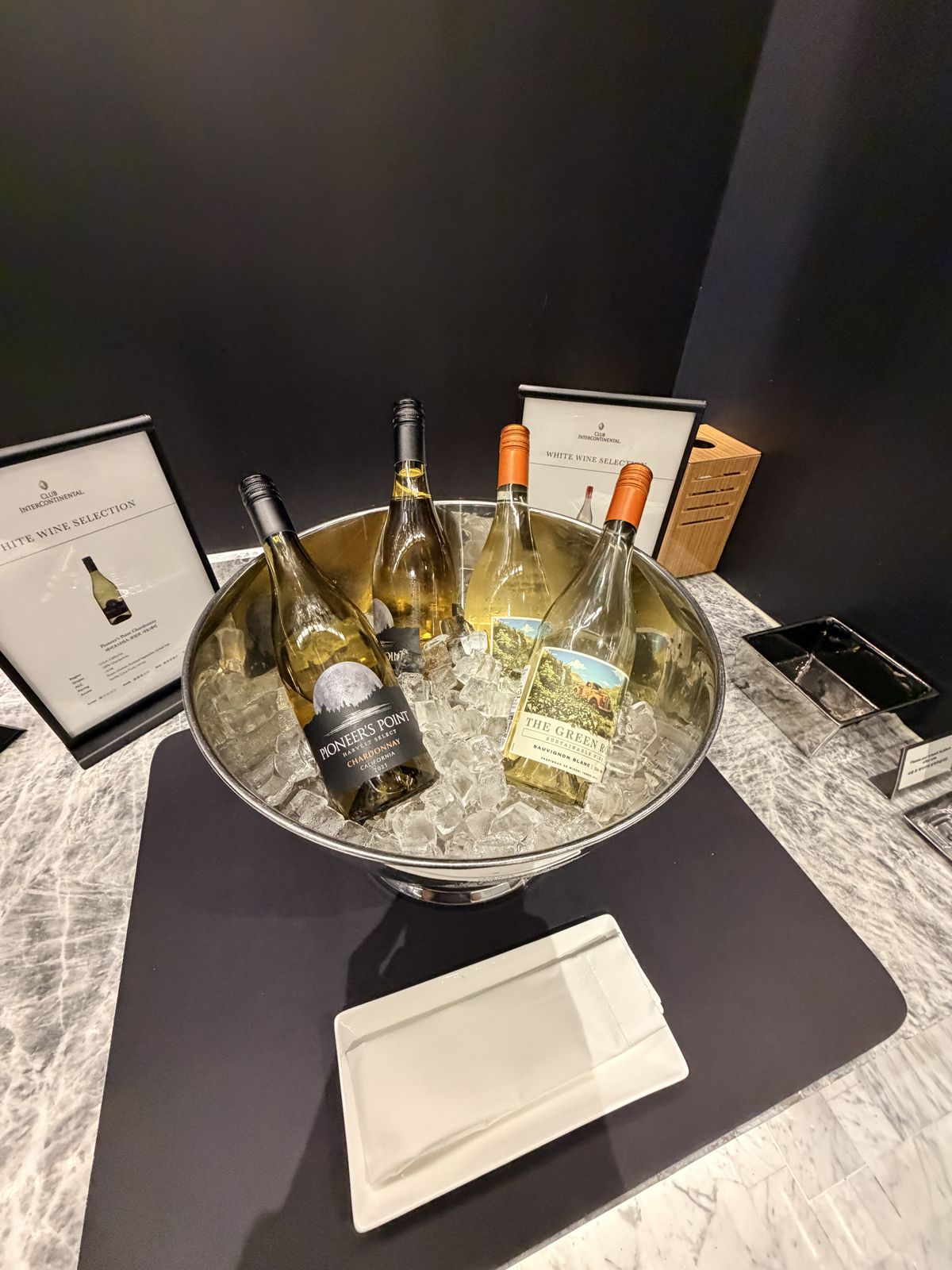 冰桶內陳列的氣泡酒與白酒