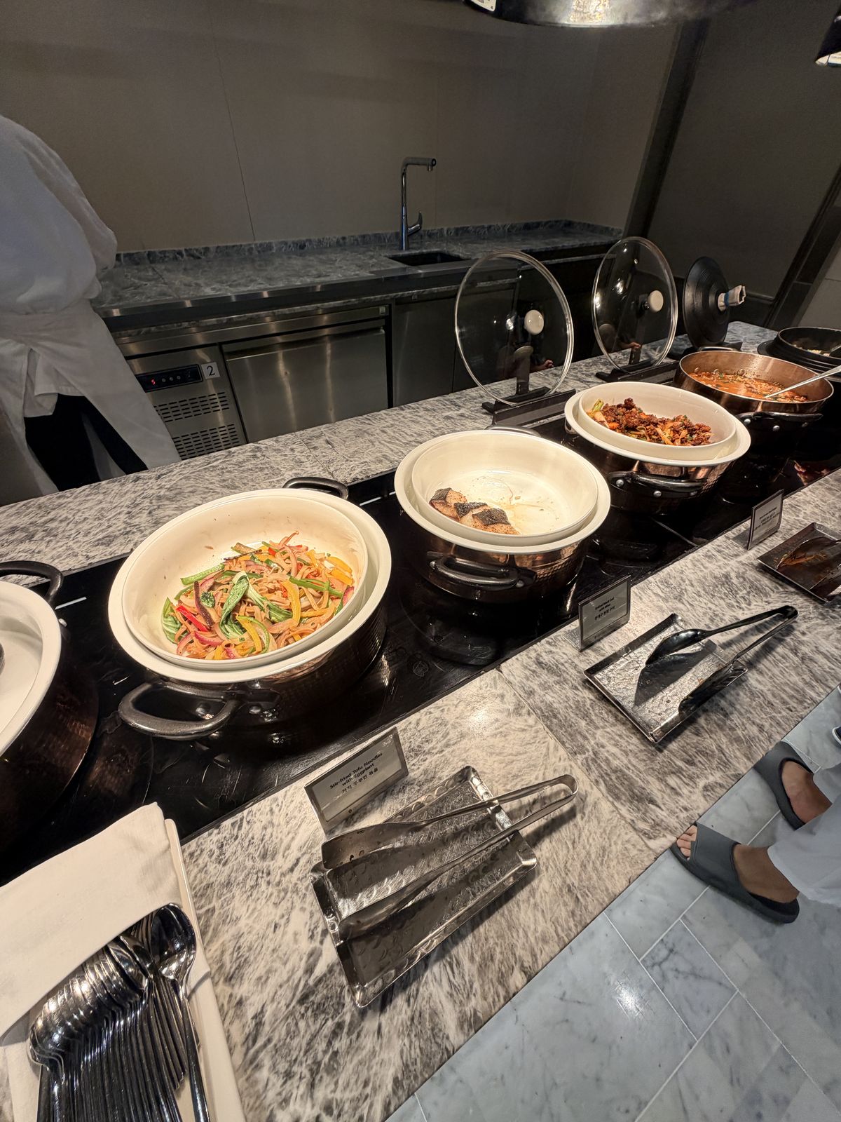 行政酒廊早餐自助台的炒麵、魚與亞洲熱食