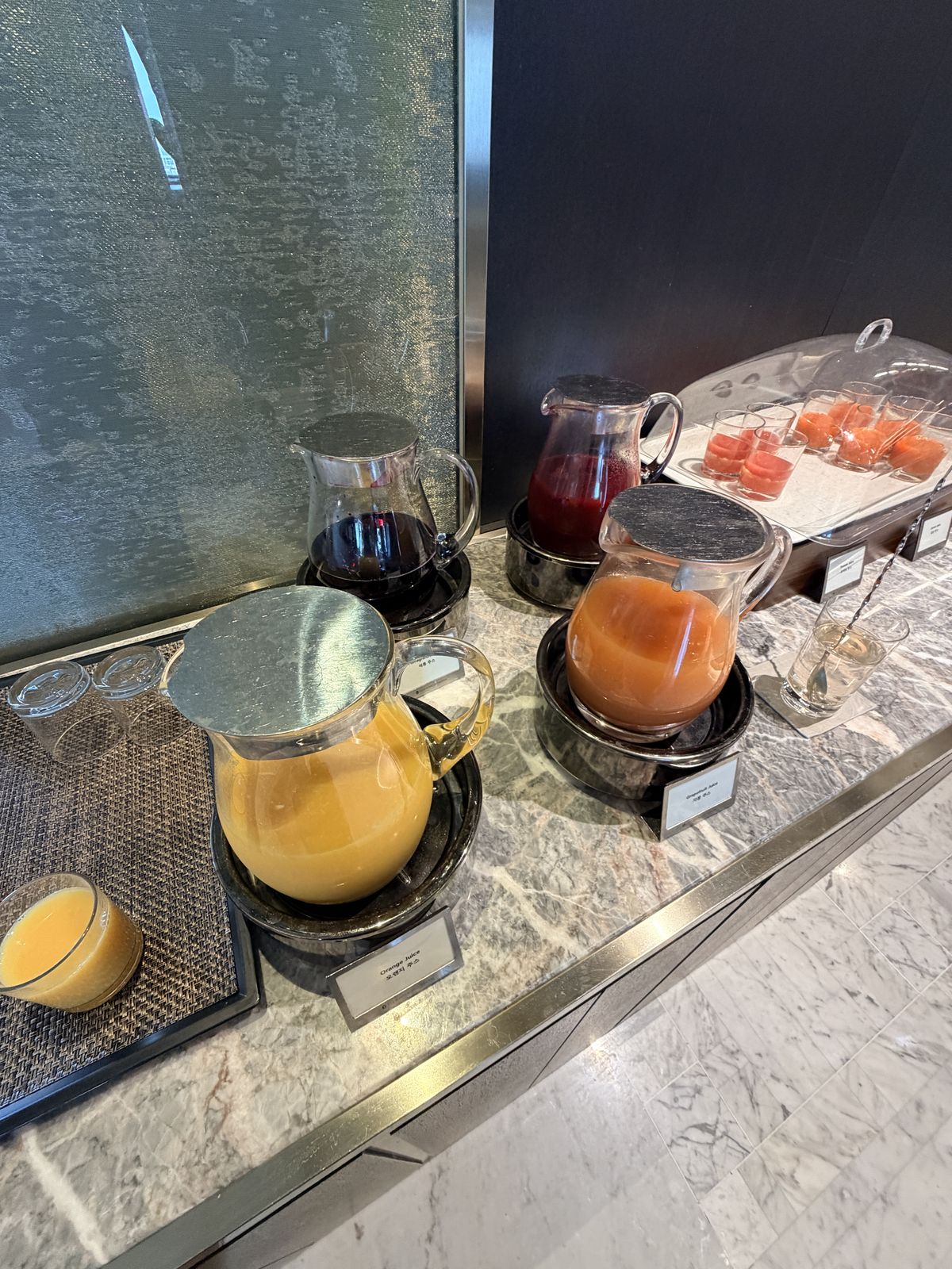 行政酒廊早餐飲料區的多款果汁