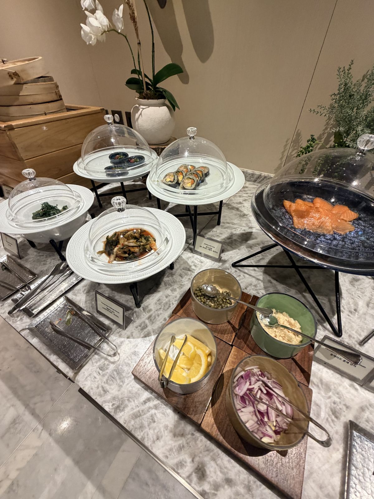行政酒廊早餐的紫菜飯捲、泡菜與燻鮭魚冷食