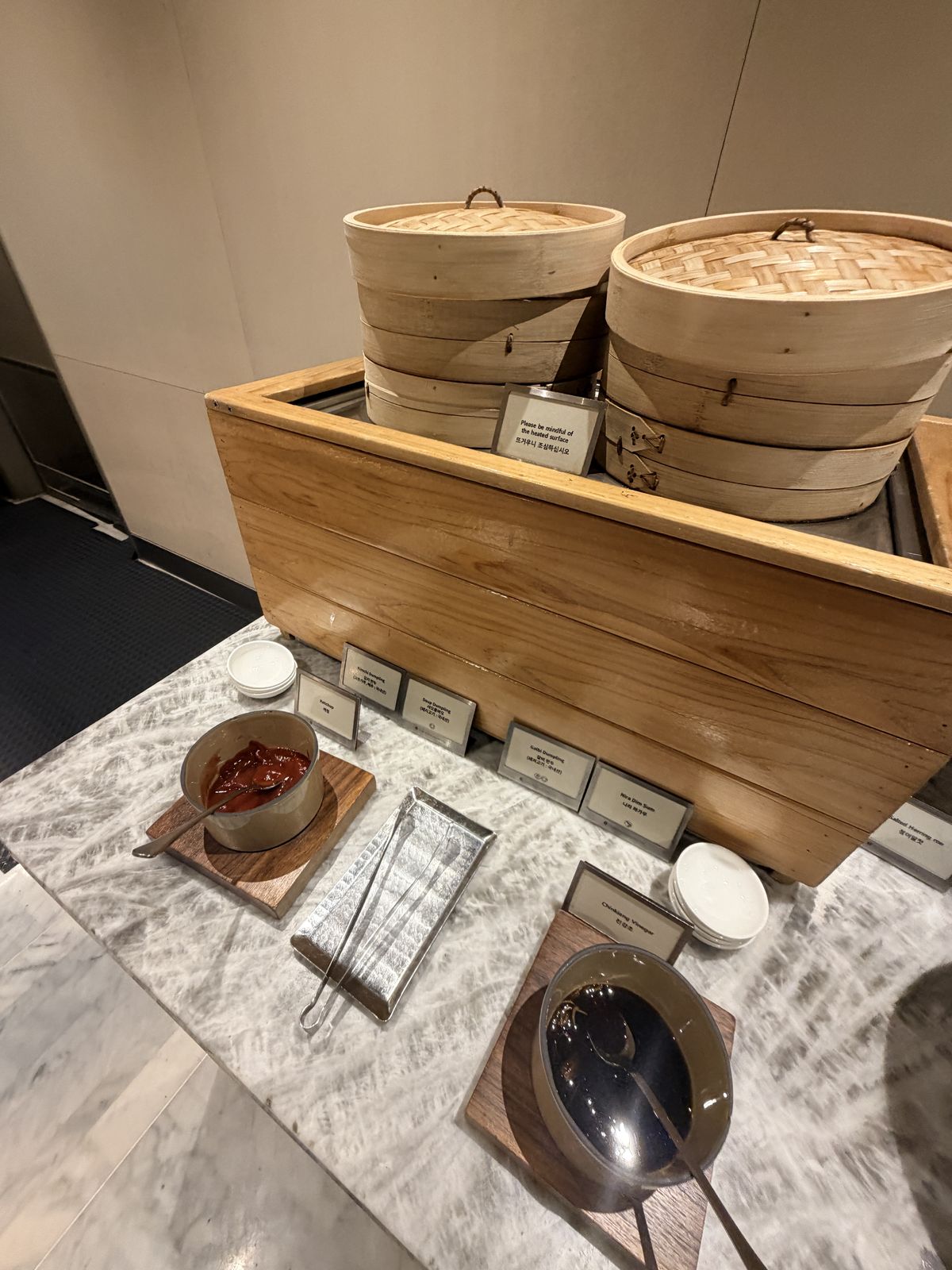 行政酒廊早餐蒸籠與中式點心醬料