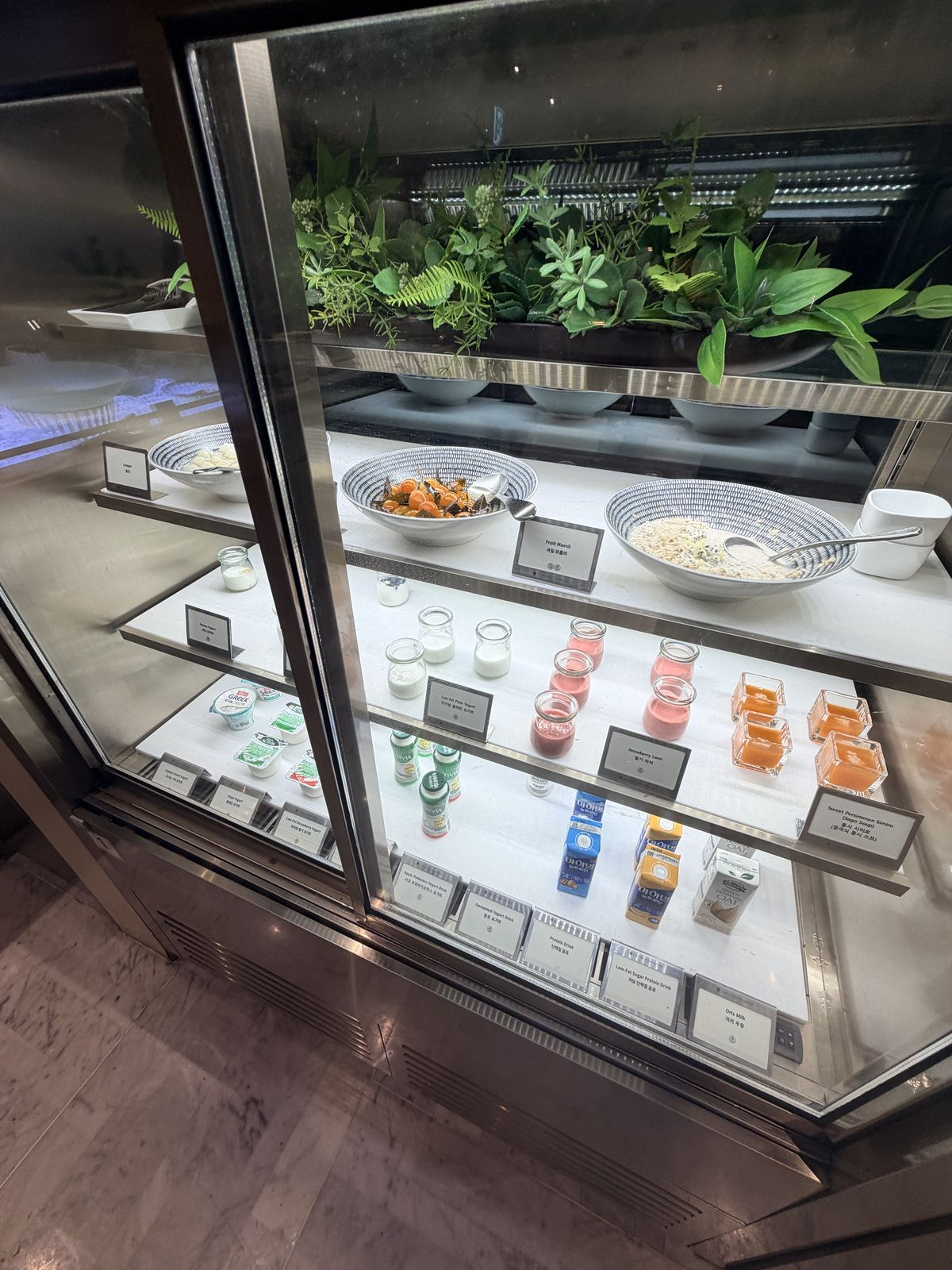 行政酒廊早餐冷藏櫃的穀物、優格與植物奶