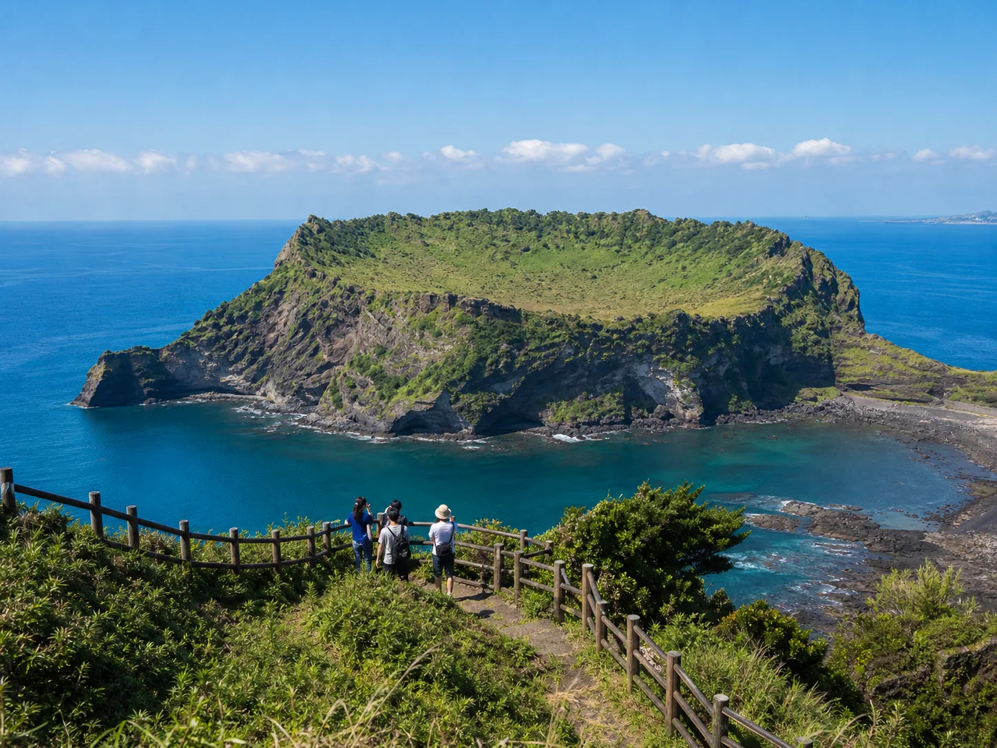 從步道眺望濟州城山日出峰火山口與海岸