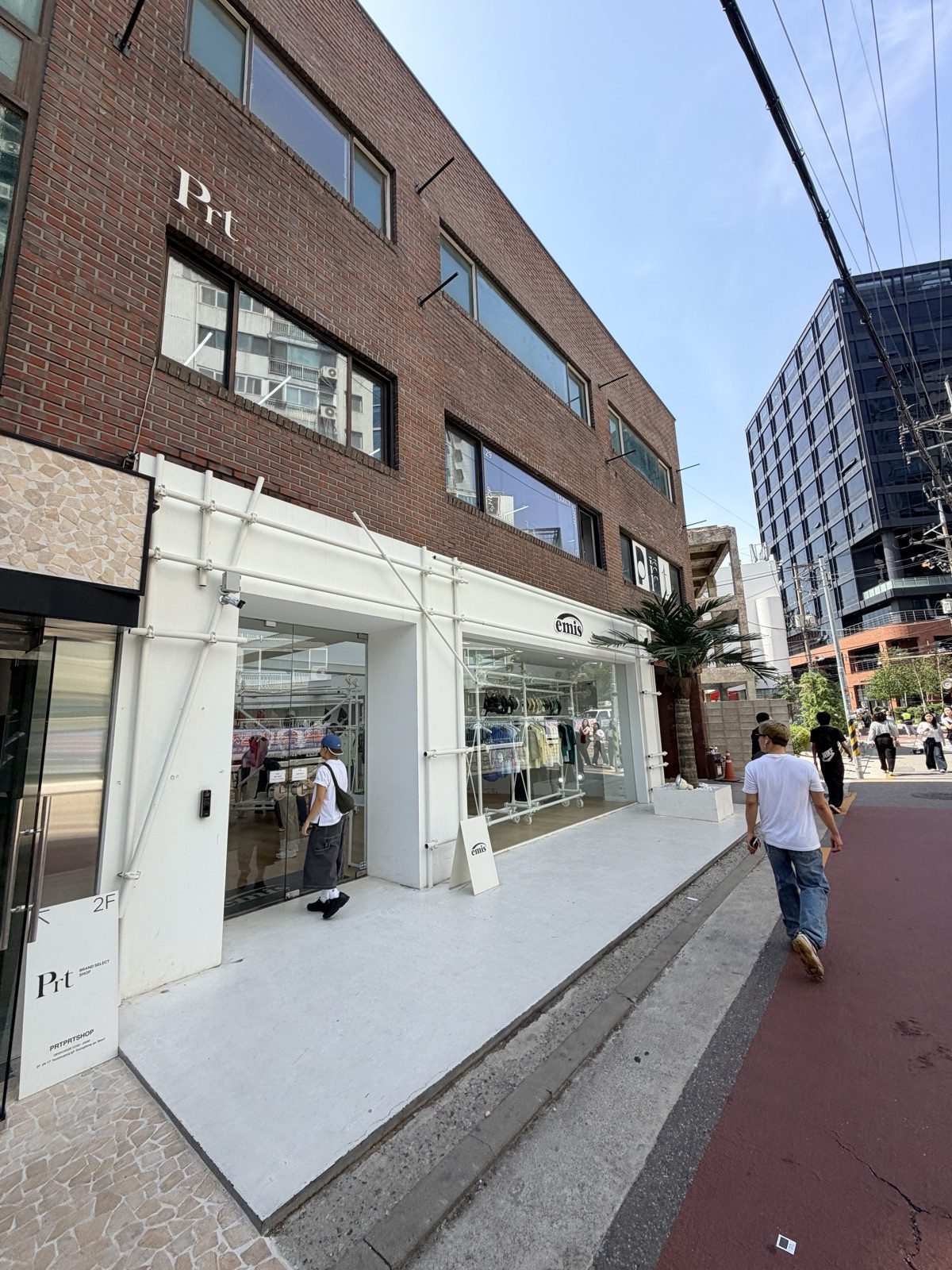 從演武場街步行前往品牌旗艦店的街景
