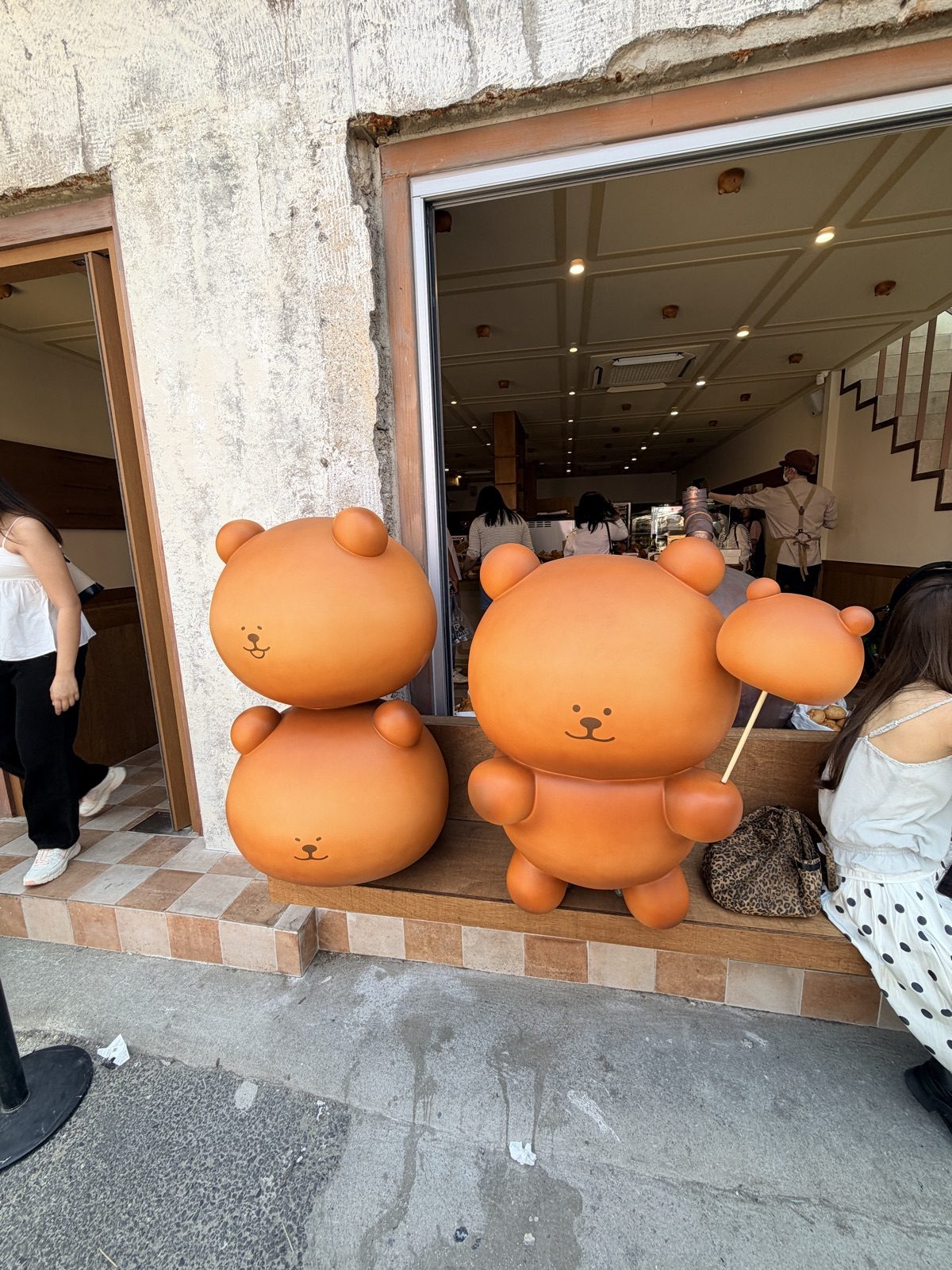 聖水洞期間限定店入口的可愛角色布置