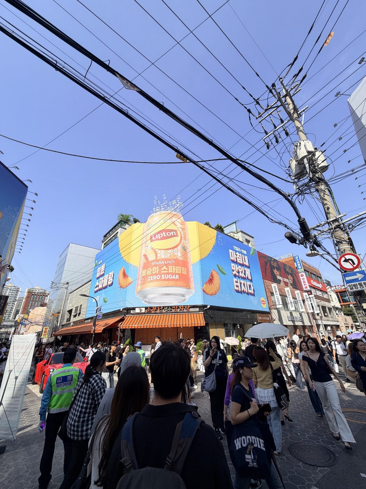 聖水洞街角色彩鮮明的期間限定店面