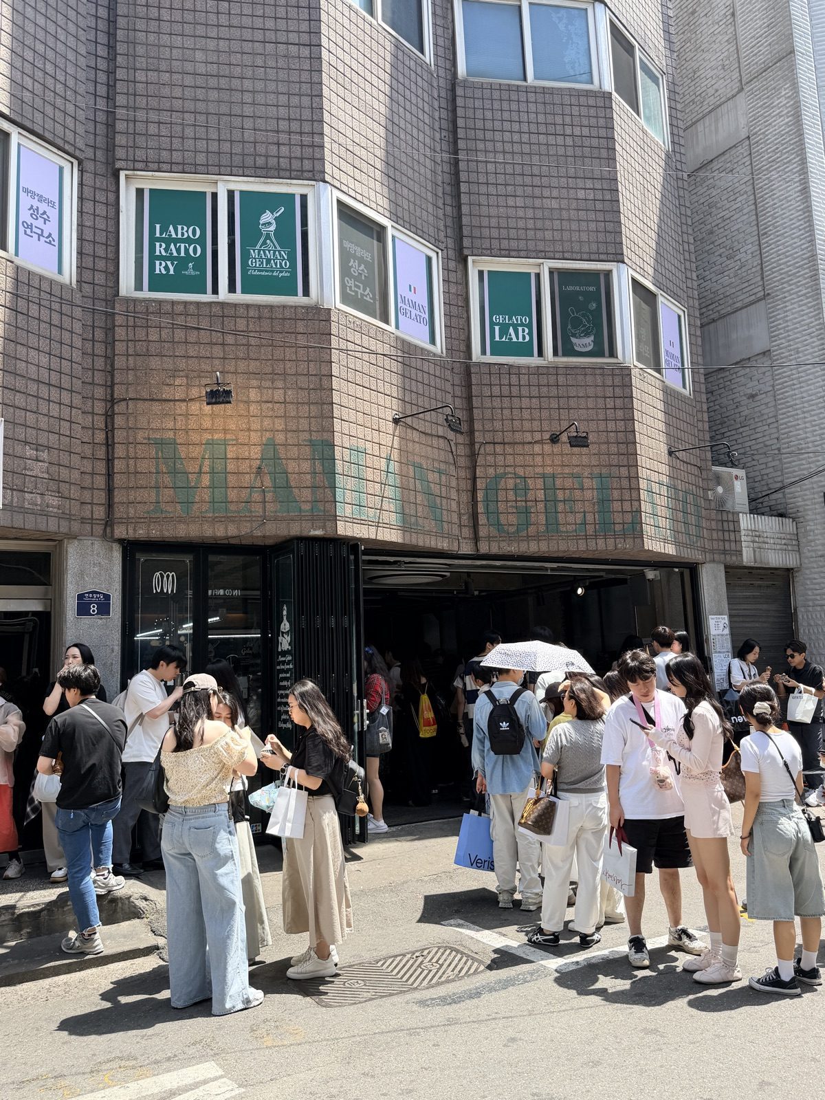 聖水洞巷弄熱門店家外的排隊人潮