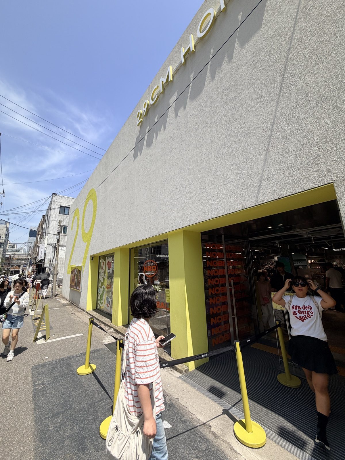 假日中午聖水洞熱門店門口的候位人潮