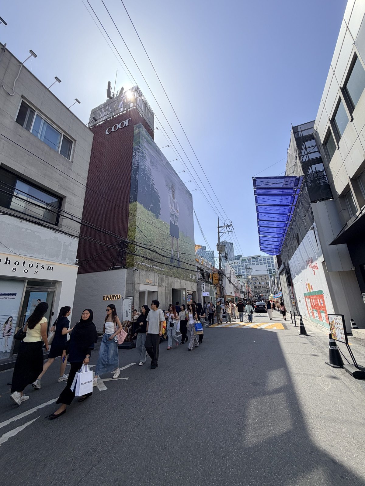 聖水洞品牌店密集巷弄的下午逛街人潮