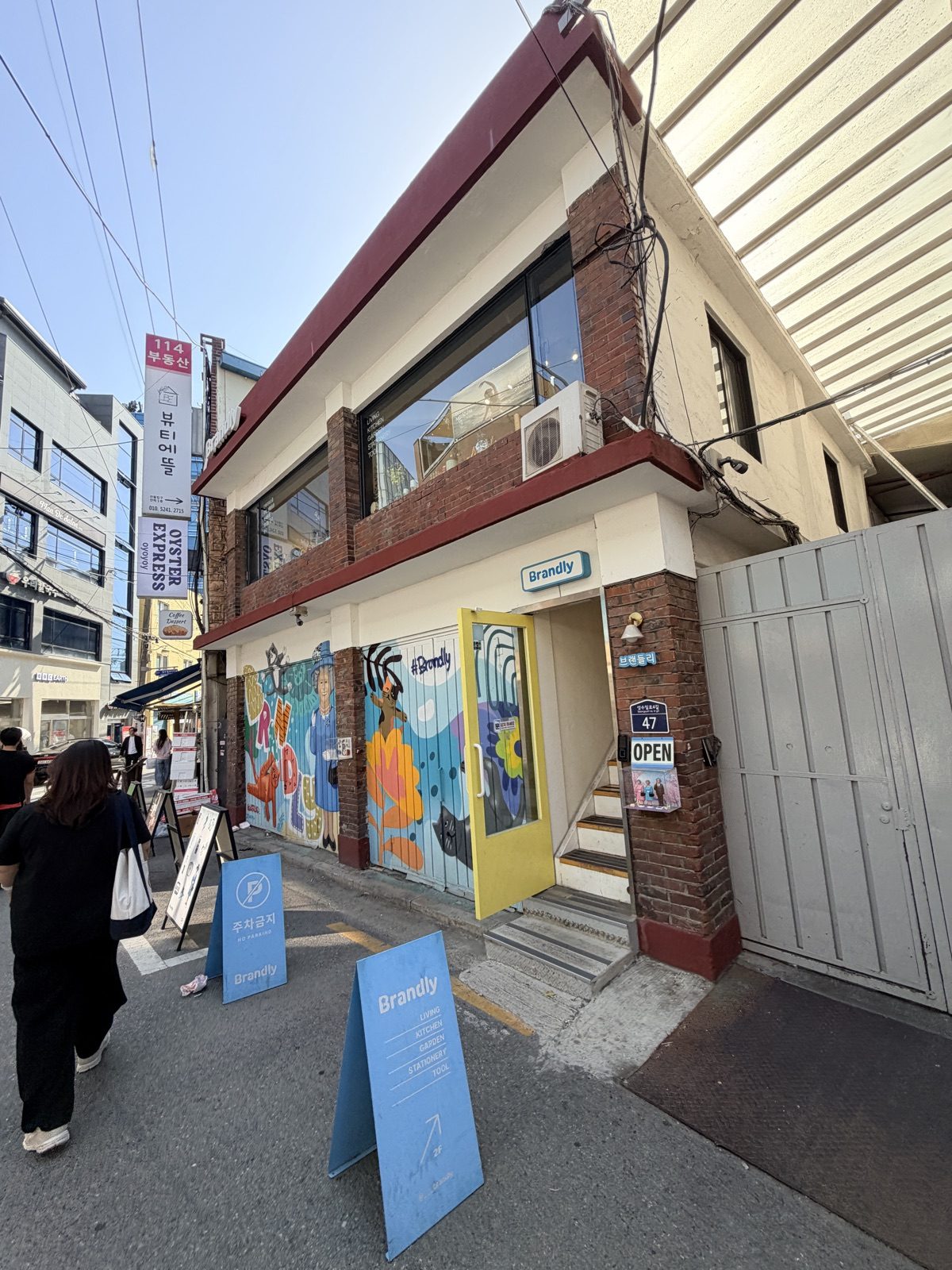 聖水洞巷弄內利用老屋改造的小型期間限定店