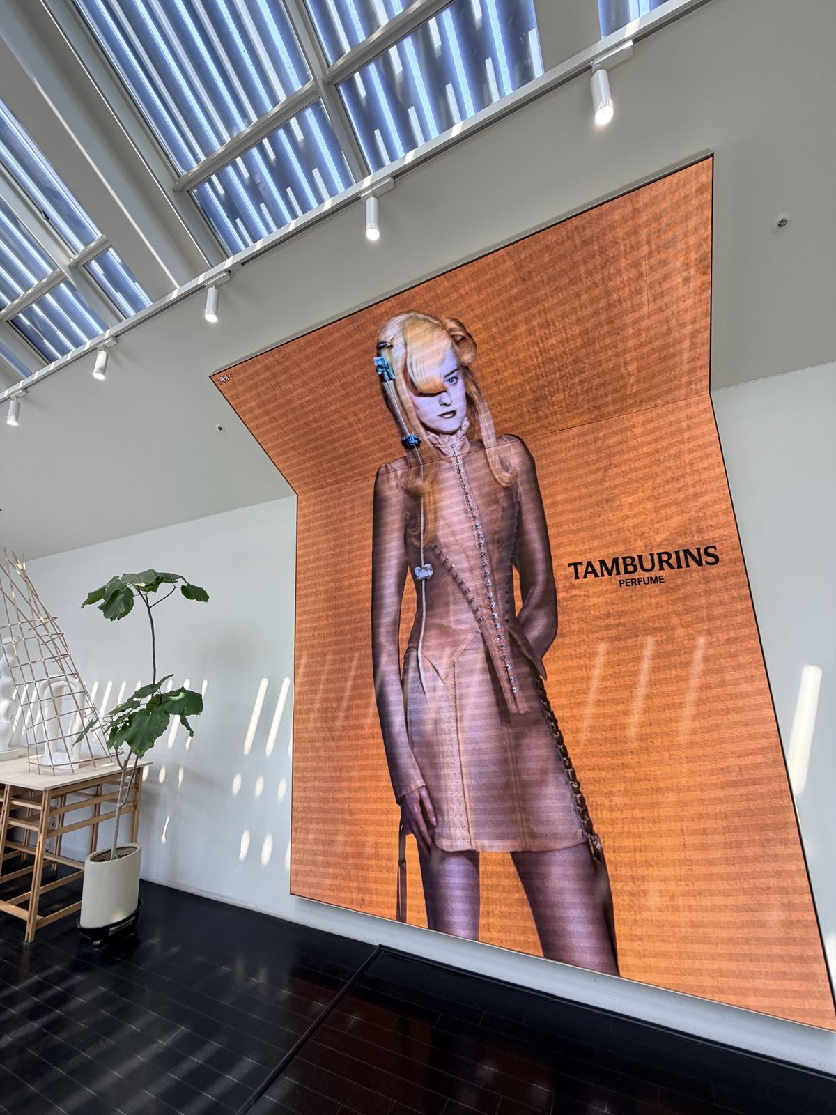 TAMBURINS 店內大型數位影像牆