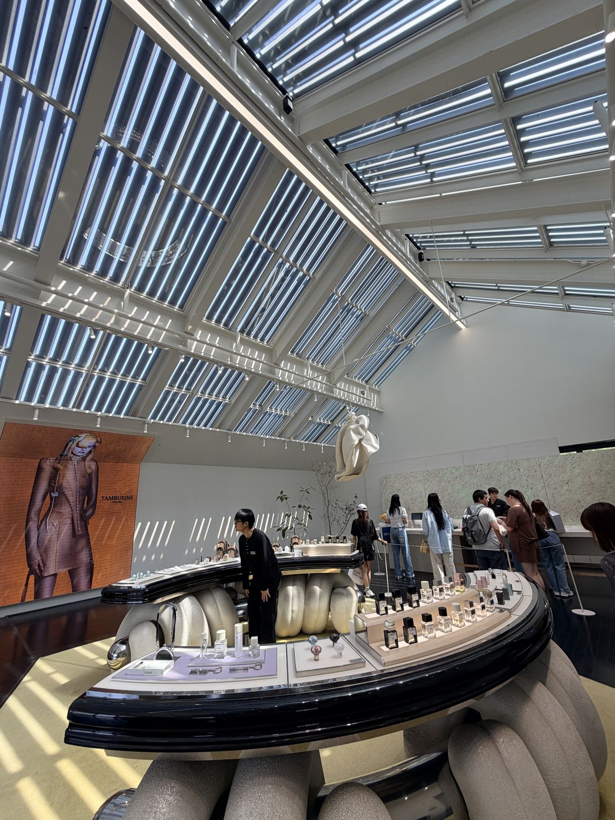 TAMBURINS 島山空間的挑高室內與環形展示台