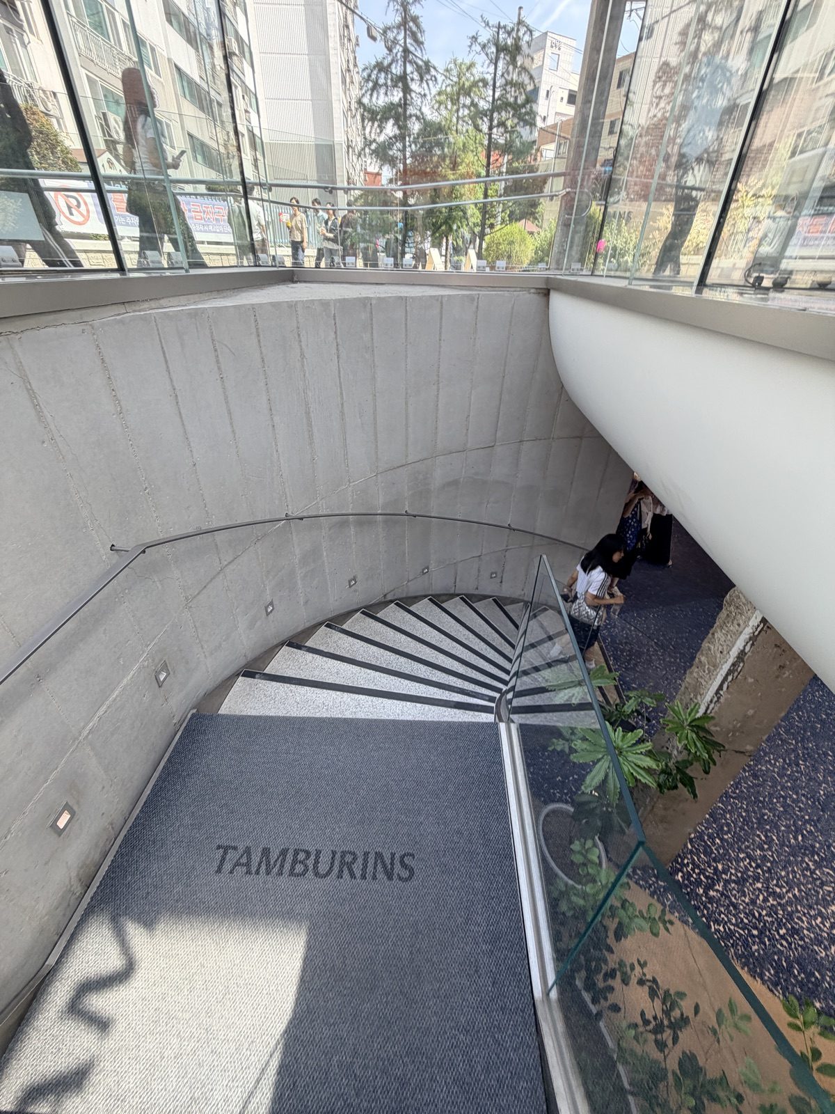 Tamburins 聖水旗艦店下沉式入口與建築動線