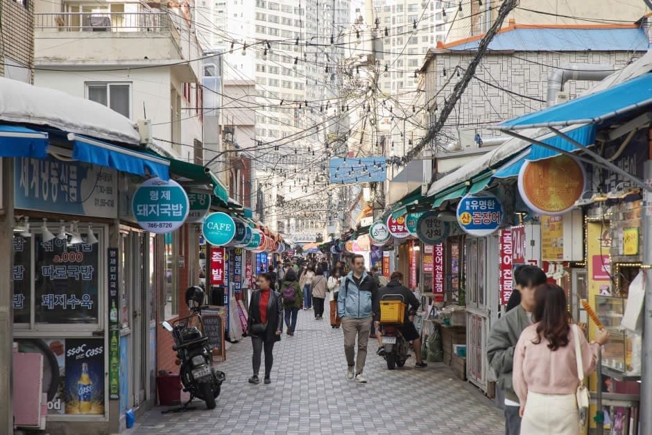釜山海雲台傳統市場街道與兩側餐飲店家