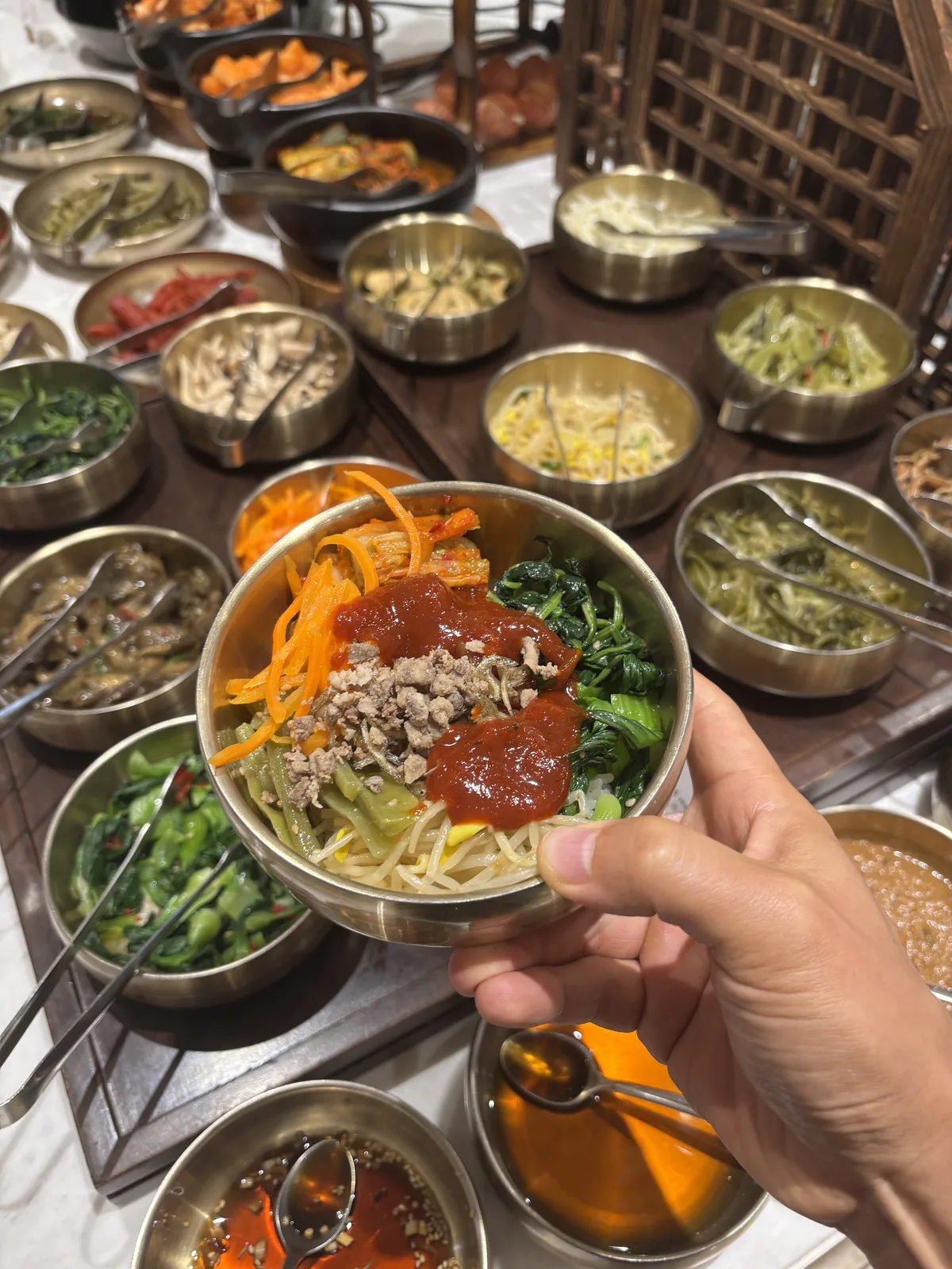 在 52 Market Place 自製的韓式拌飯與多款蔬菜配料