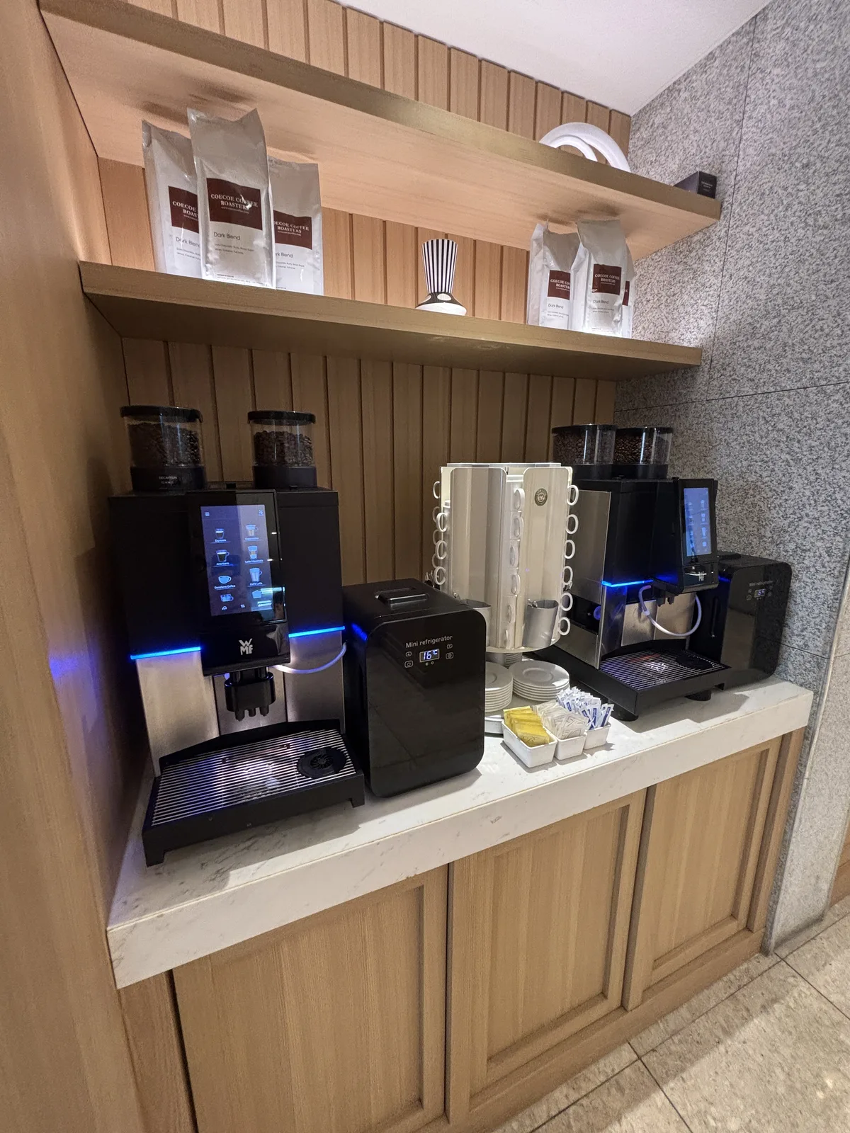 52 Market Place 早餐區的兩台全自動咖啡機與杯具