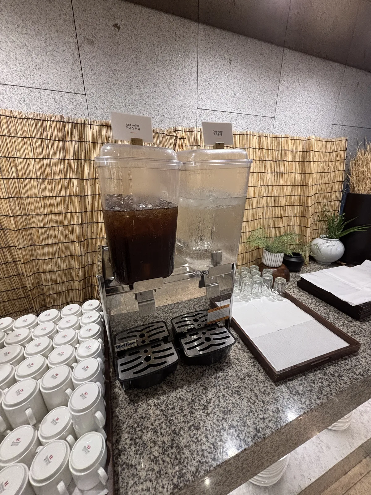 52 Market Place 早餐飲料檯的冰咖啡、冰水與整齊杯具