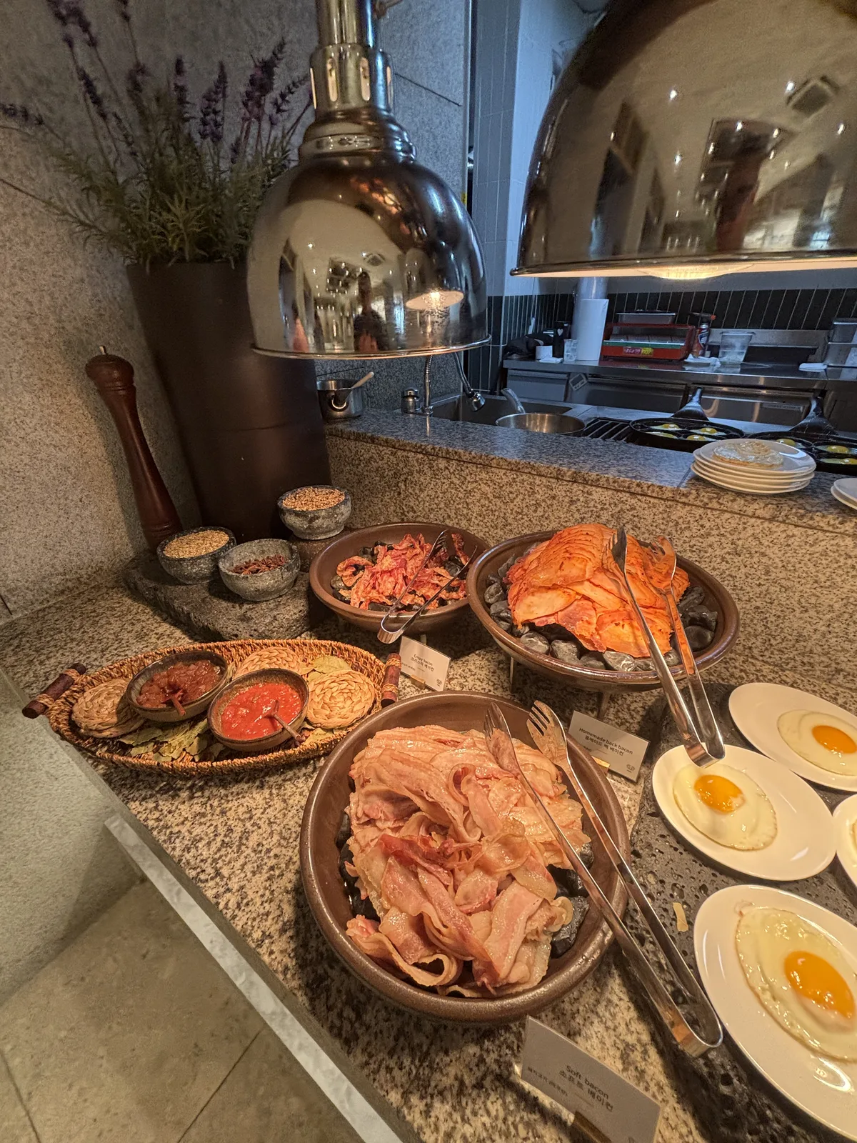 52 Market Place 早餐熱食檯上的韓式泡菜、培根與煎蛋