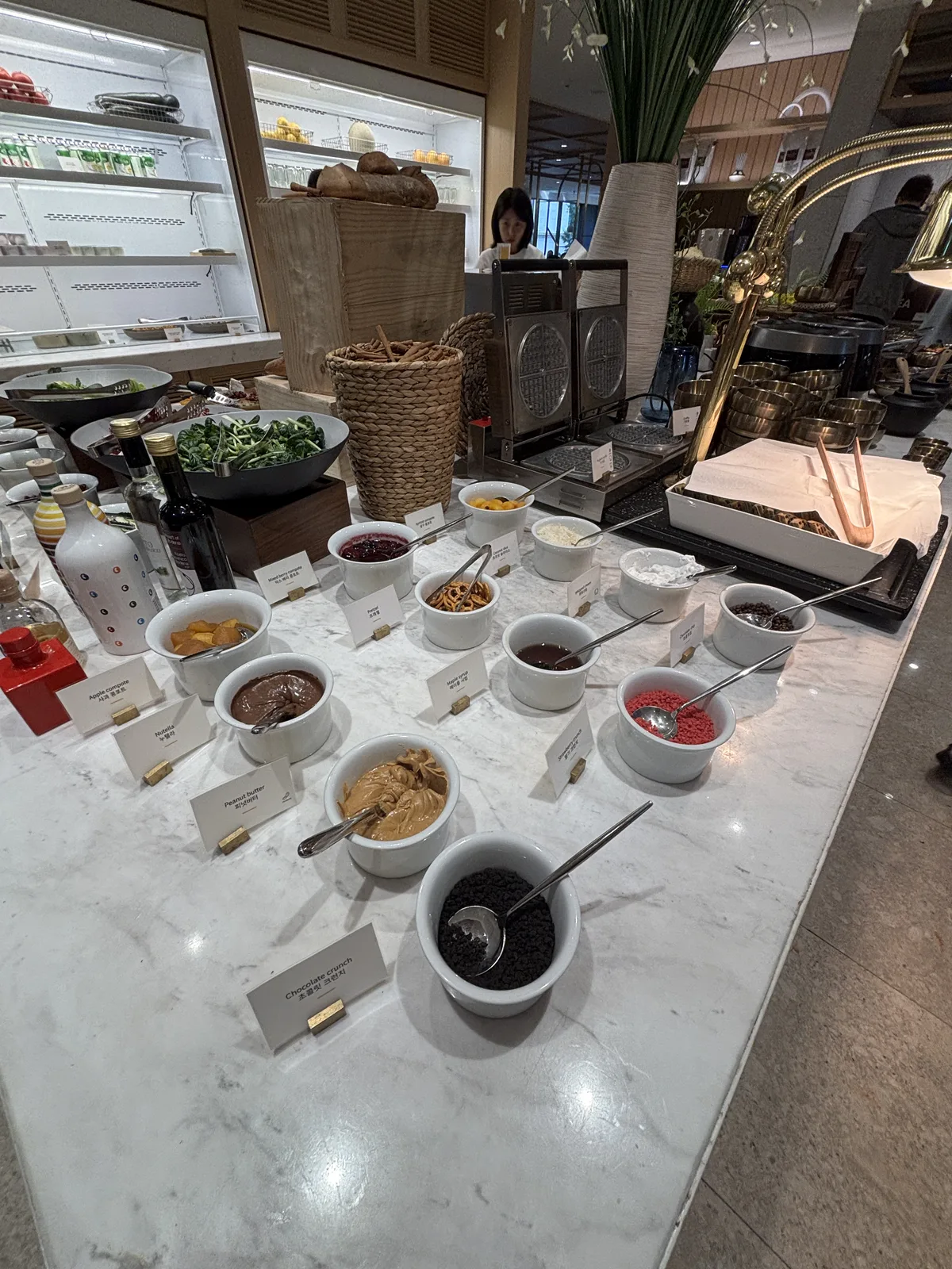 52 Market Place 早餐鬆餅區的巧克力醬、花生醬與果醬配料