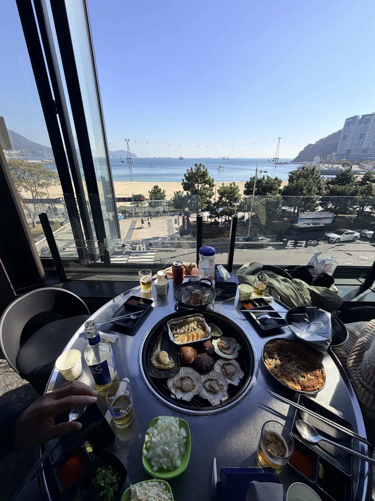 Jogae, Clam 靠窗座位與烤蛤蜊用餐景色
