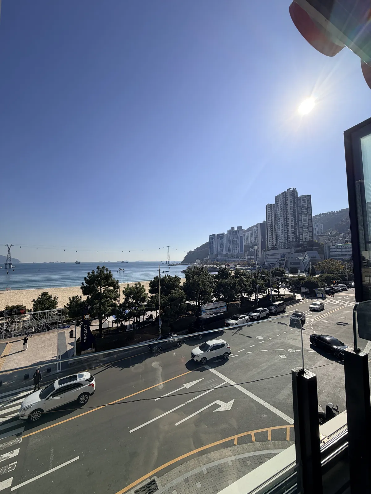 從 송도통큰조개 三樓窗邊望向松島海水浴場、天空步道與海岸