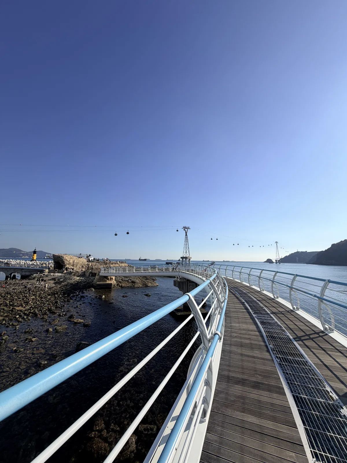 沿著岩岸延伸的松島天空步道