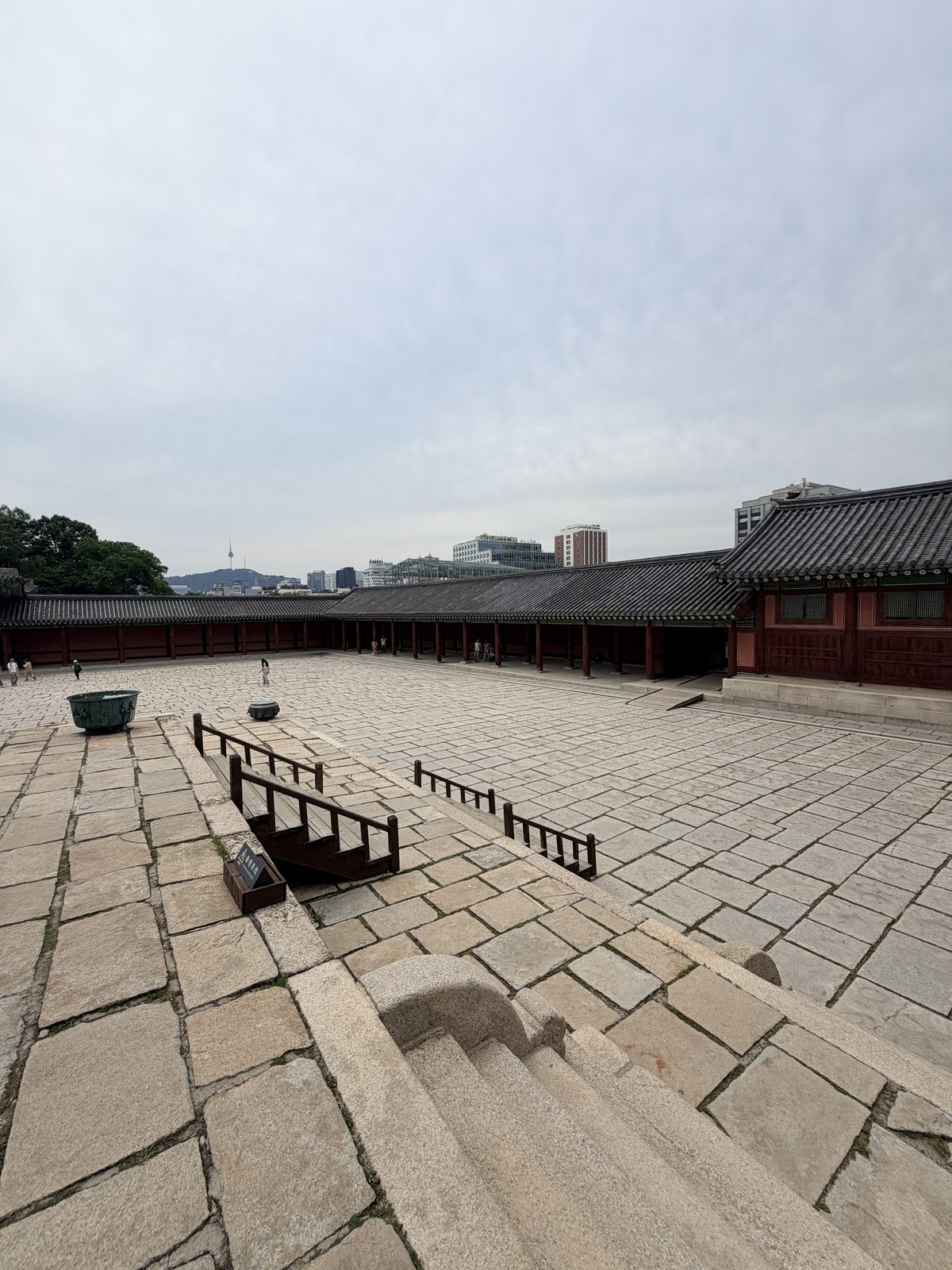 昌德宮仁政殿石板院落與遠方首爾城市景觀