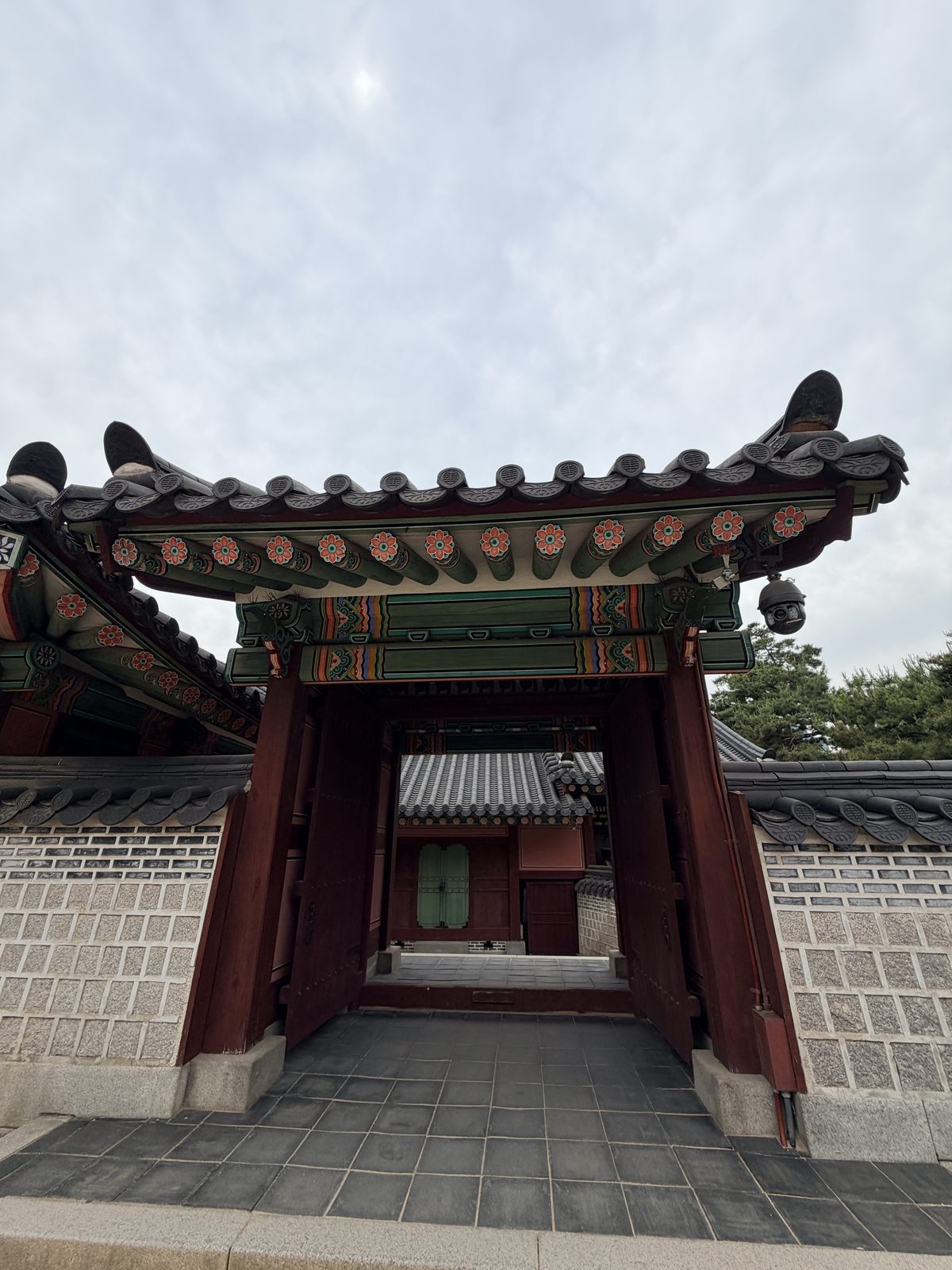 昌德宮內院紅牆與綠色木門