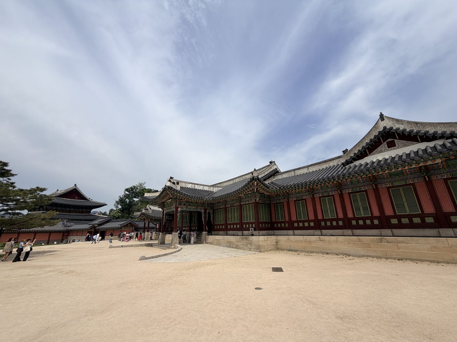 昌德宮依地勢展開的宮殿建築與寬闊院落