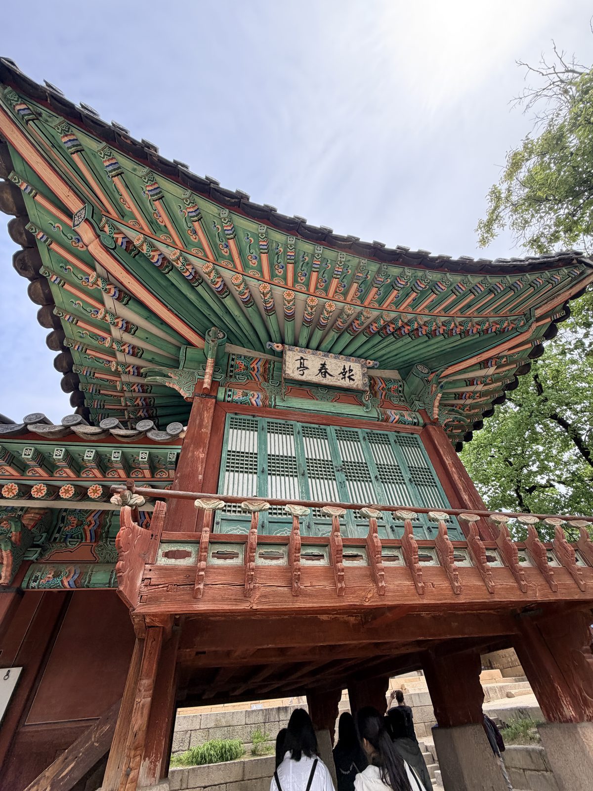 昌德宮傳統建築的丹青屋簷與亭閣細節