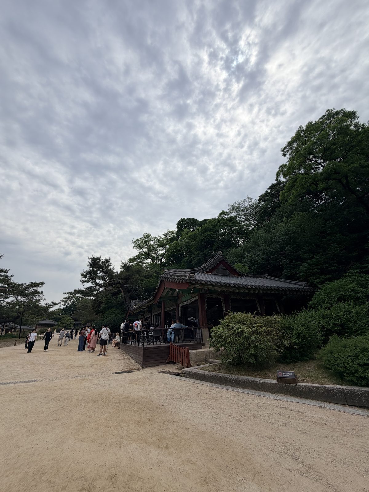 昌德宮樹蔭旁可短暫休息的傳統建築空間