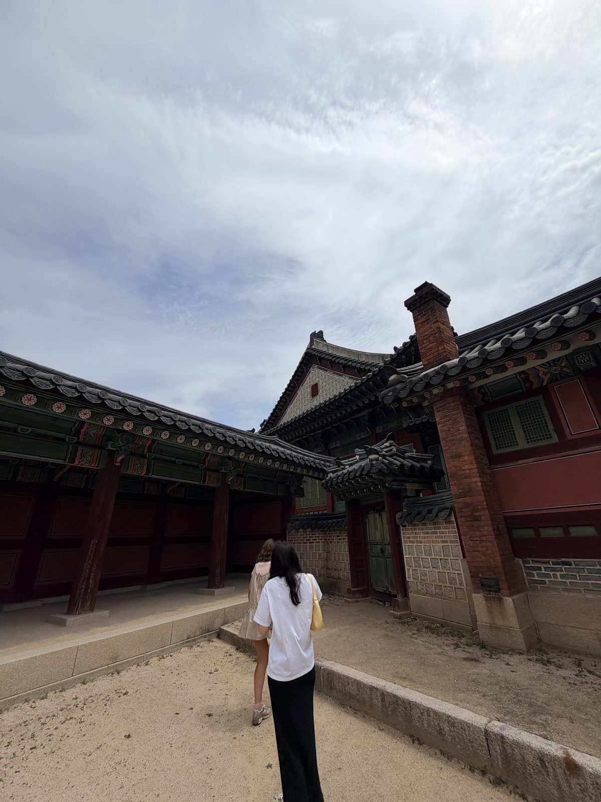 昌德宮傳統屋瓦之間保留的磚造煙囪