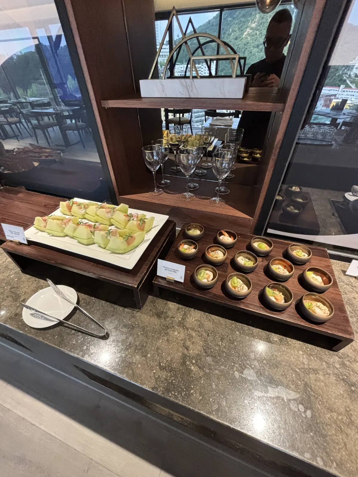 Club Lounge 自助檯上的哈密瓜火腿與小份冷盤