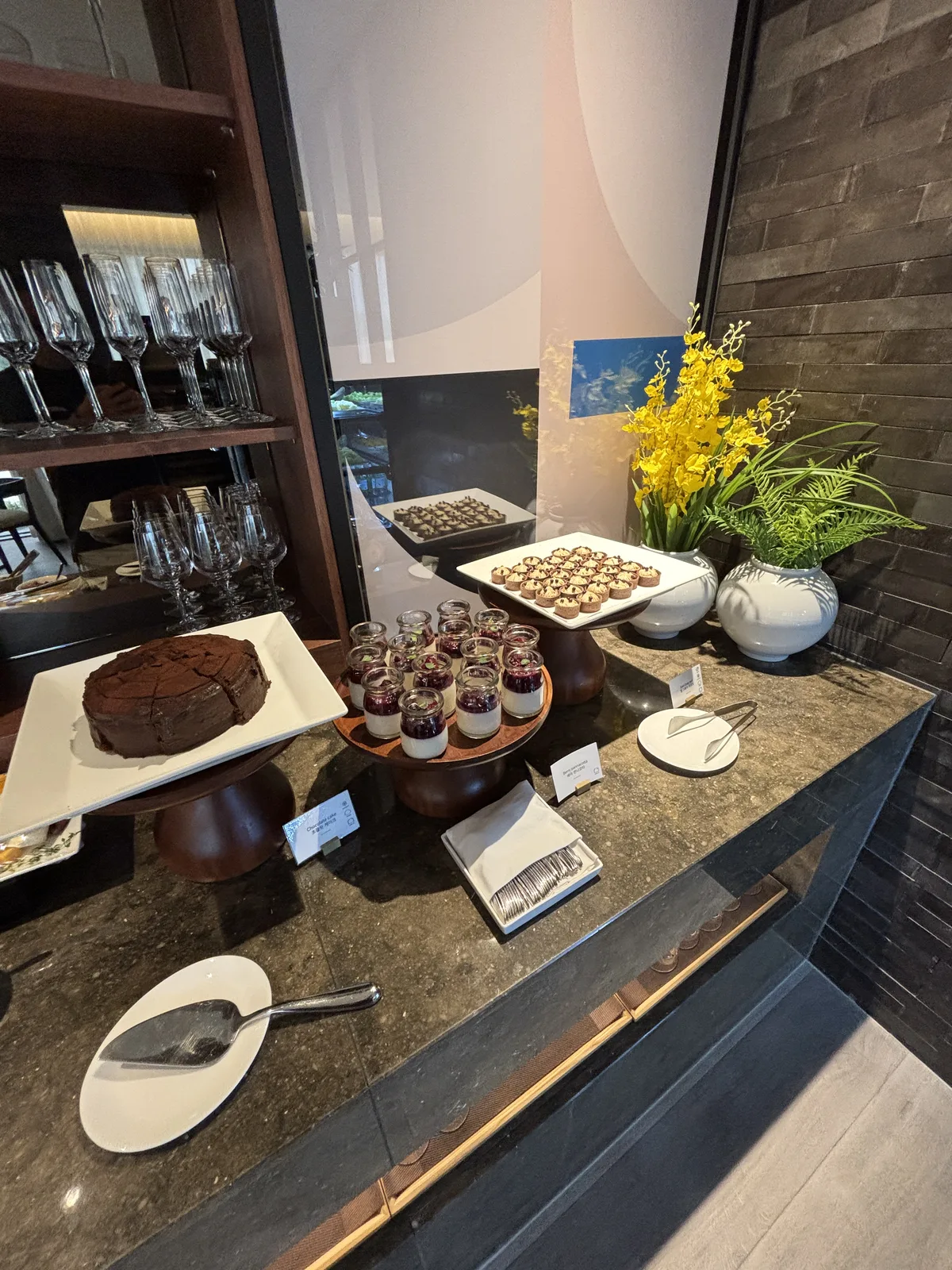 Club Lounge 甜點檯上的巧克力蛋糕、莓果杯與小塔