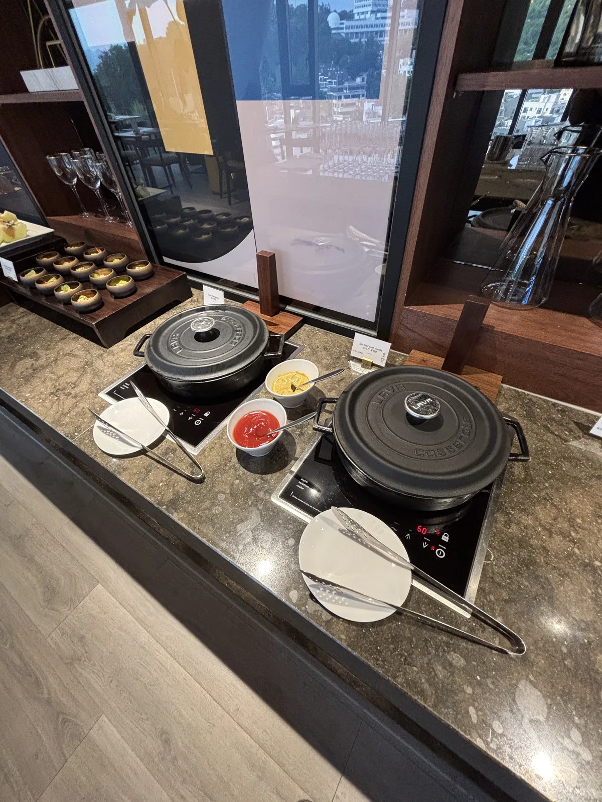 Club Lounge 自助檯上的兩只鑄鐵鍋與小份餐點