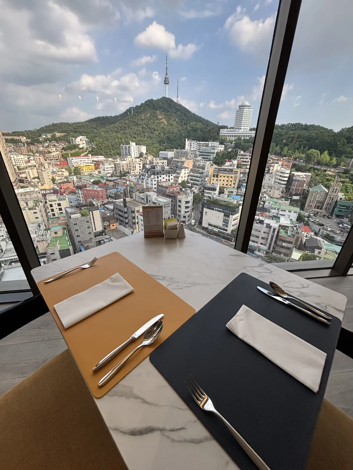 Club Lounge 窗邊餐桌正對南山首爾塔與首爾市景