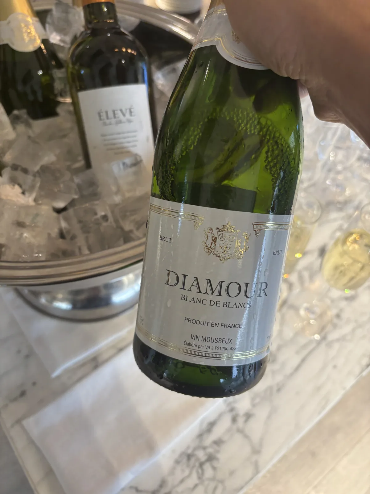 Club Lounge 冰桶中的氣泡酒與紅白葡萄酒