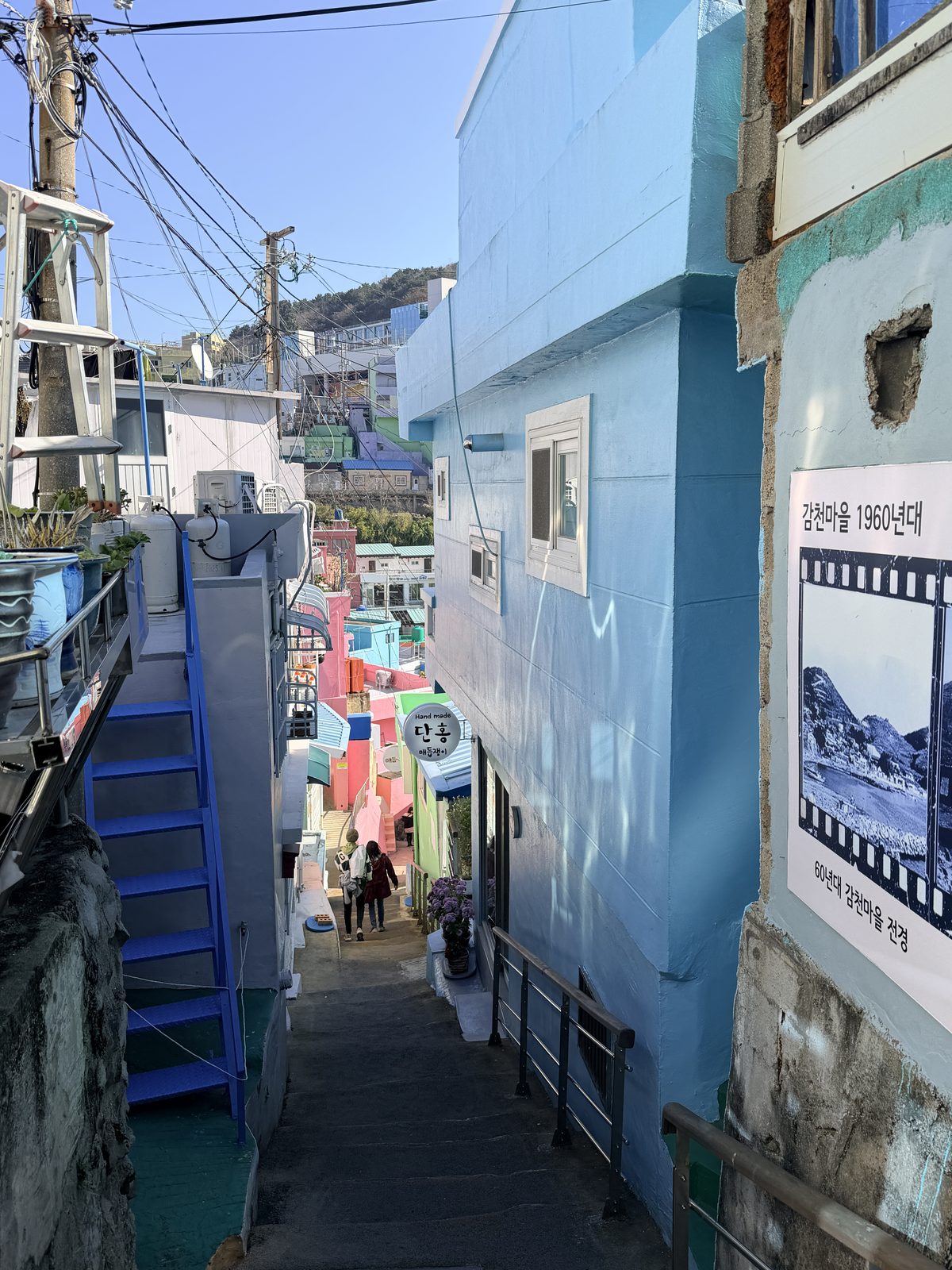 甘川文化村藍色牆面巷道與舊照片展示