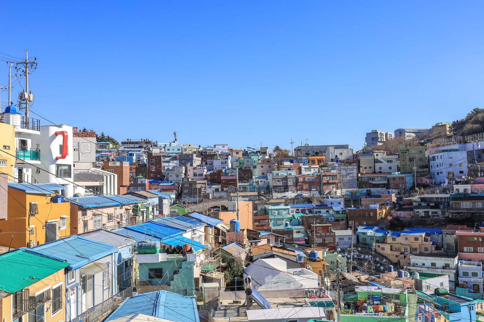 釜山甘川文化村山坡上的彩色房屋全景