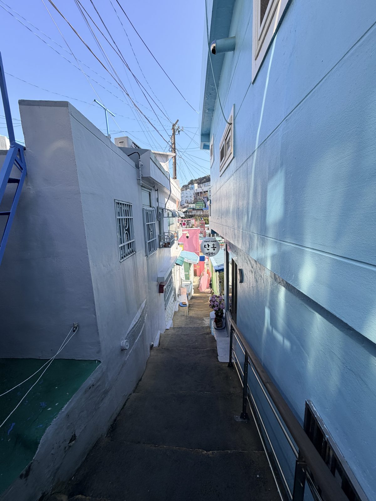 甘川文化村狹窄的藍色山城巷弄