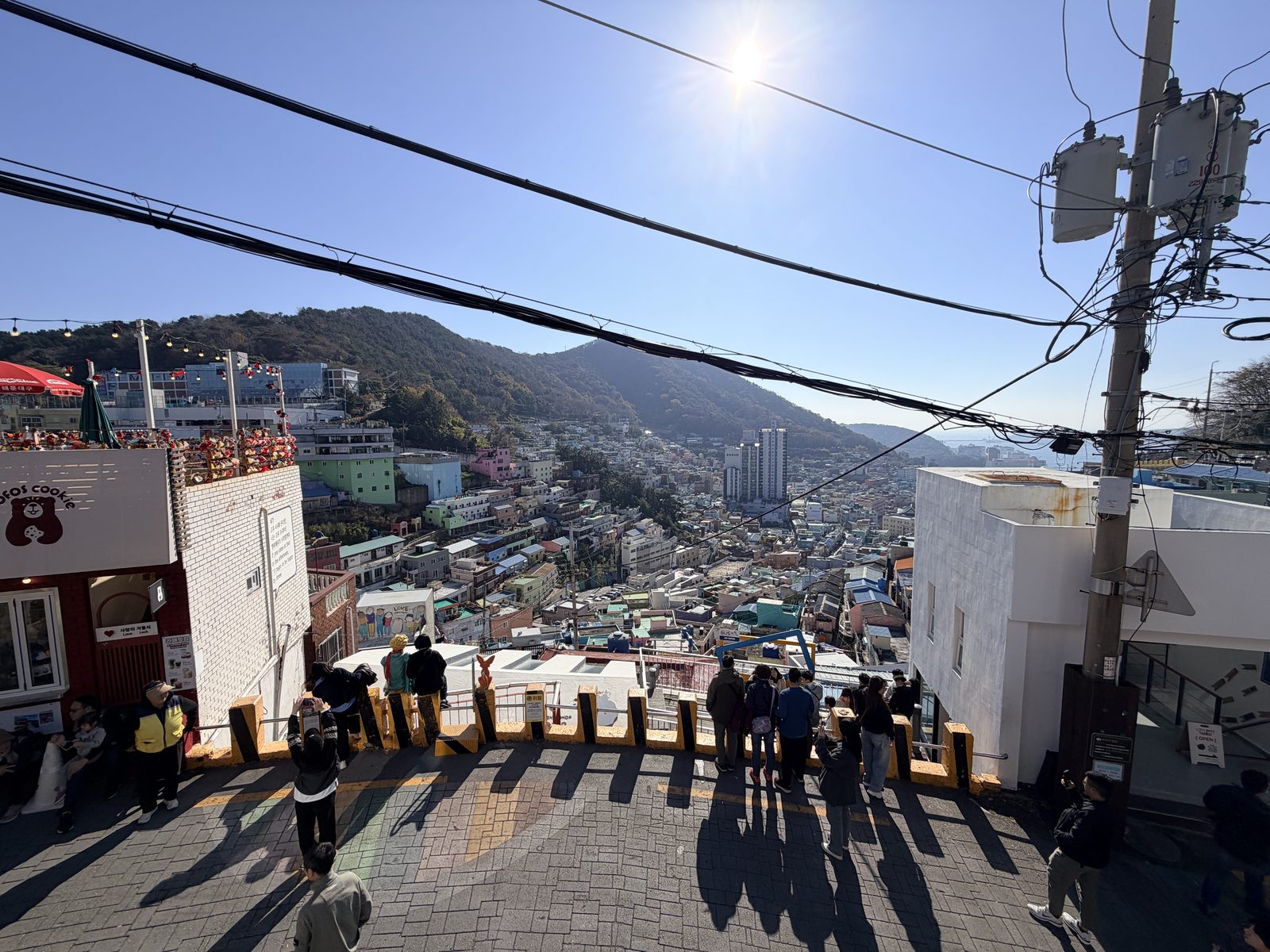 甘川文化村帶有坡度的觀景平台與街道