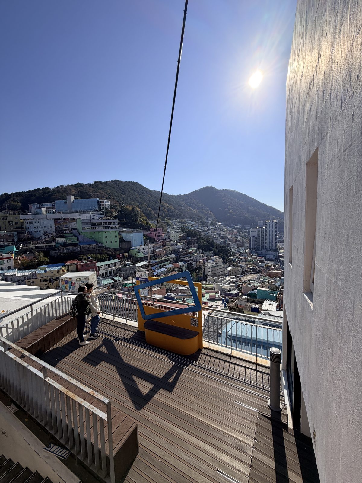 甘川文化村入口附近可看山城景色的步道